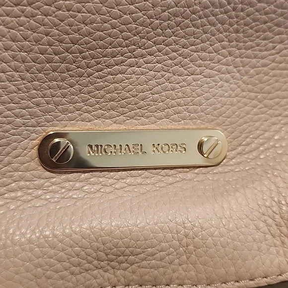 Michael Kors Beige Leather Shoulder Bag Gold Hardware 12.5x8 EUC - Picture 3 of 12